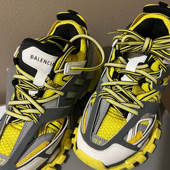 Cute and sporty worn once size 37 does not have box only bag and extra laces - Picture 2 of 7